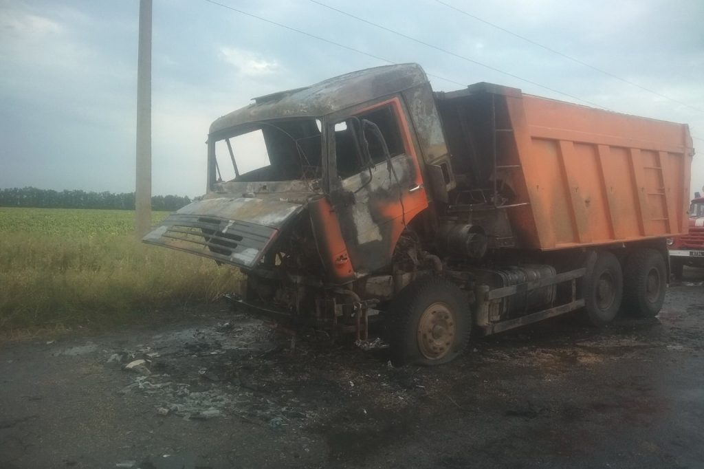 На Харківщині загасили вантажівку та врятували 12 т зерна (фото)