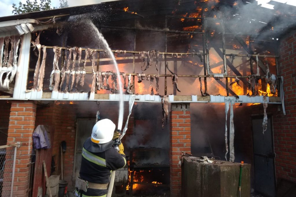 Спасатели два с половиной часа боролись с последствиями пожара в сарае на Харьковщине (видео)