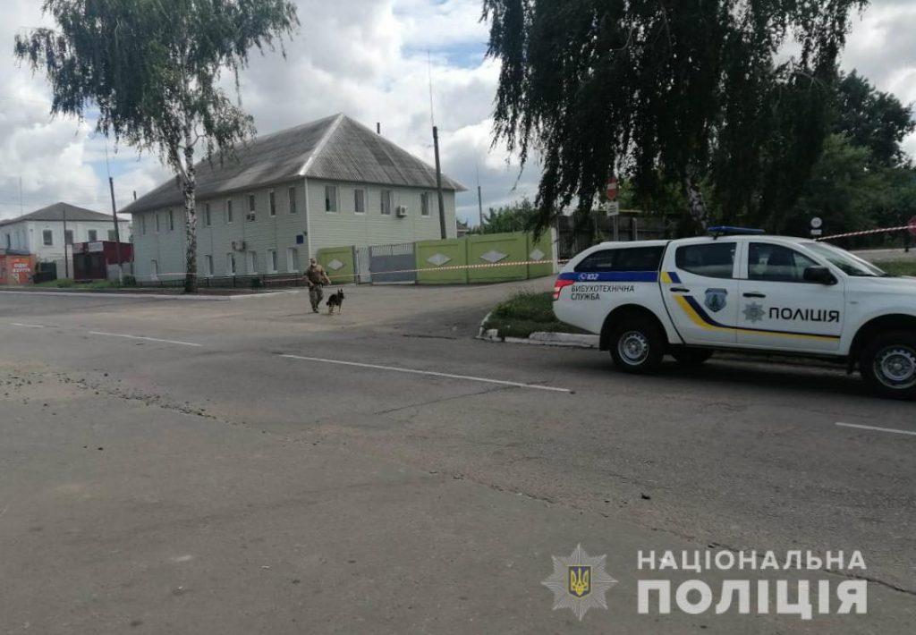 Полицейские проверили информацию о минировании здания в Харьковской области