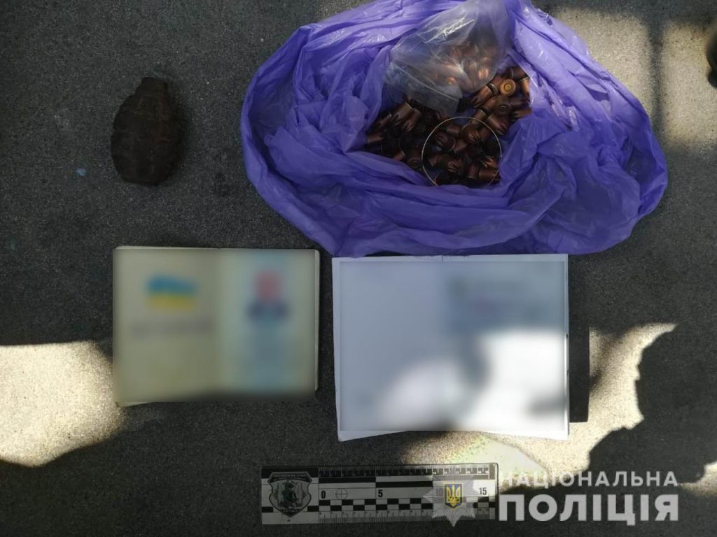 В Харькове во дворе дома обнаружили коробку с ручными гранатами (фото)