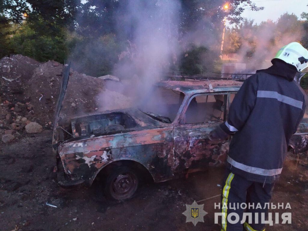 Четверо подростков угнали в Харькове автомобиль и подожгли его (фото)