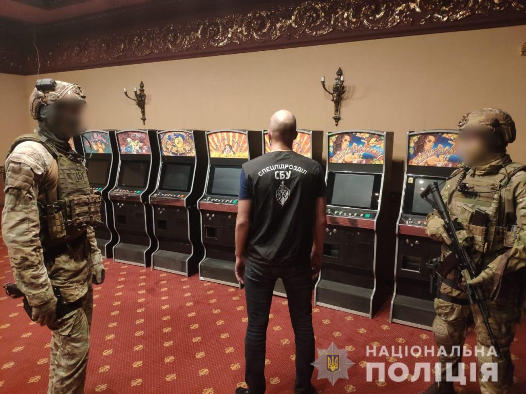 Правоохранители провели обыски в двух игорных заведениях Харькова (фото)