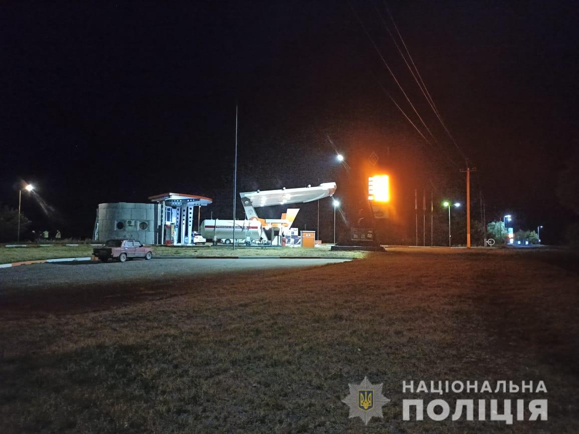 Пассажир такси угрожал пистолетом оператору АЗС (фото)