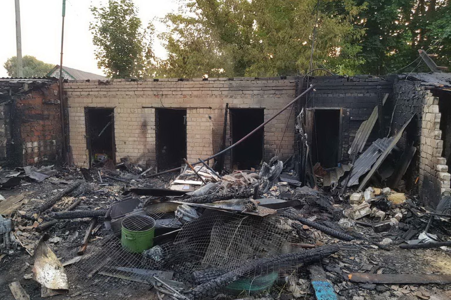 Спасатели ликвидировали крупный пожар под Харьковом (фото)