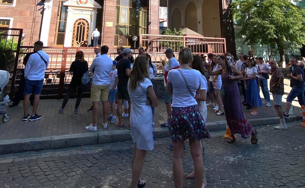 В посольство Беларуси в Украине за 7 часов пустили проголосовать только 150 человек