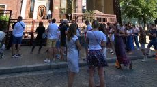 В посольство Беларуси в Украине за 7 часов пустили проголосовать только 150 человек