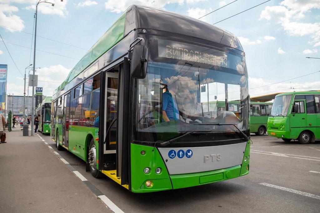 Тролейбус без «рогів»: у Харкові випробували новий транспорт (відео)
