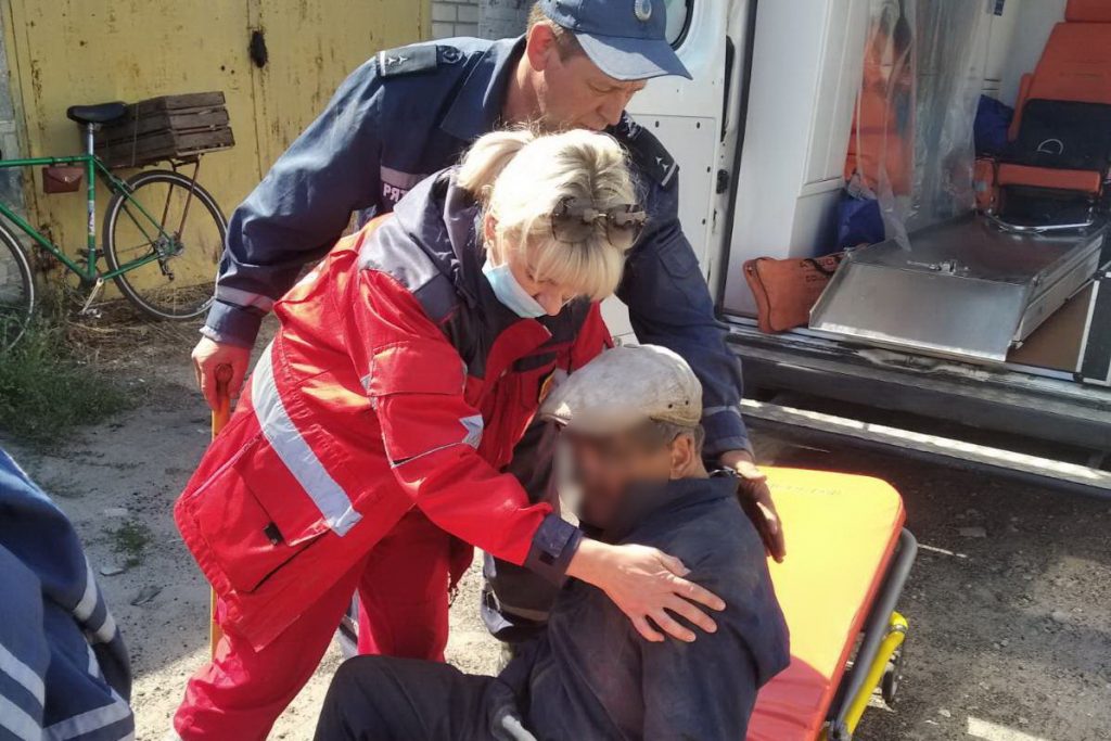 Спасатели достали пенсионера из ямы гаражного бокса (фото)
