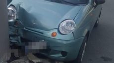 В Харькове водитель на Daewoo врезался в столб (фото)
