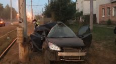 Медики госпитализировали водителя автомобиля, врезавшегося в столб (фото)