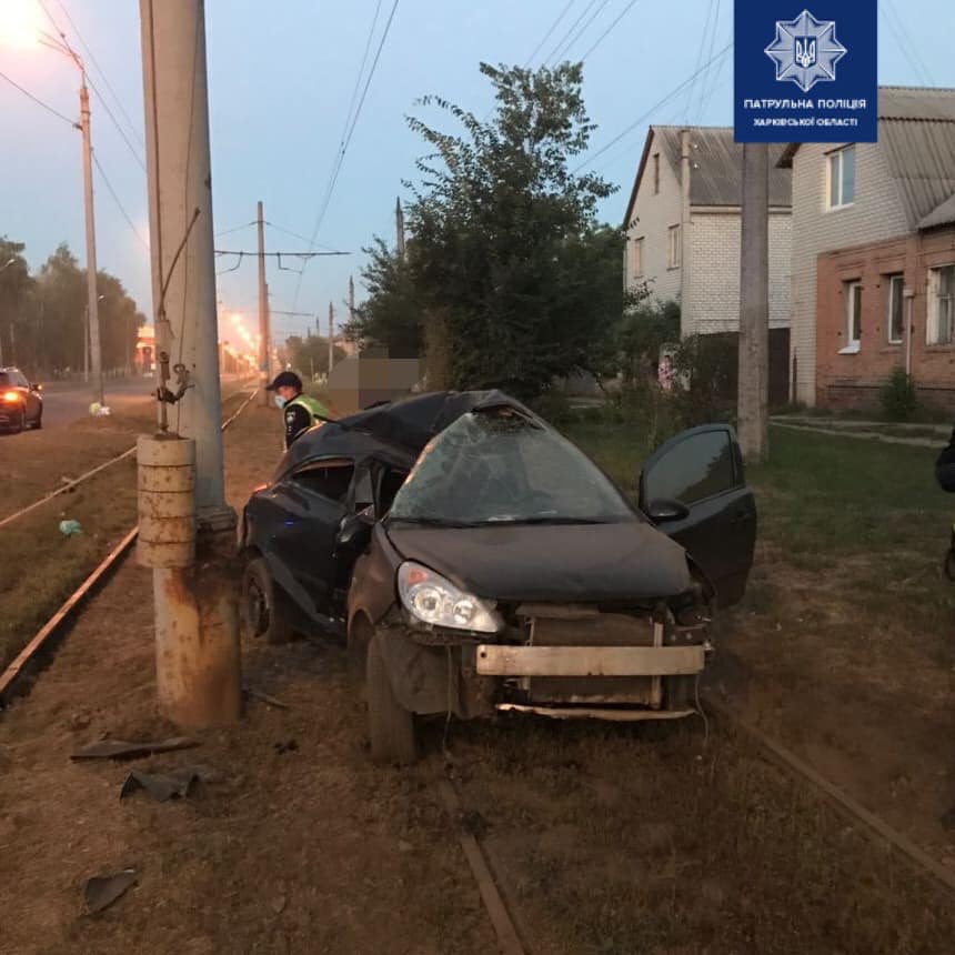 Медики госпитализировали водителя автомобиля, врезавшегося в столб (фото)