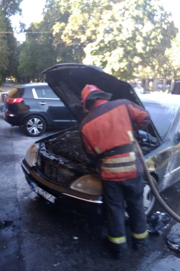 В Харькове во время движения вспыхнул Mercedes-Benz S-600 (фото)