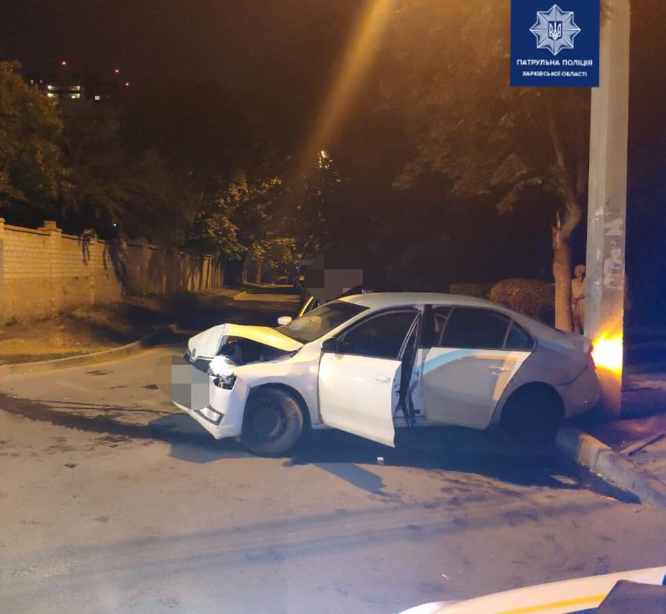 На проспекте Науки Skoda врезалась в столб (фото)