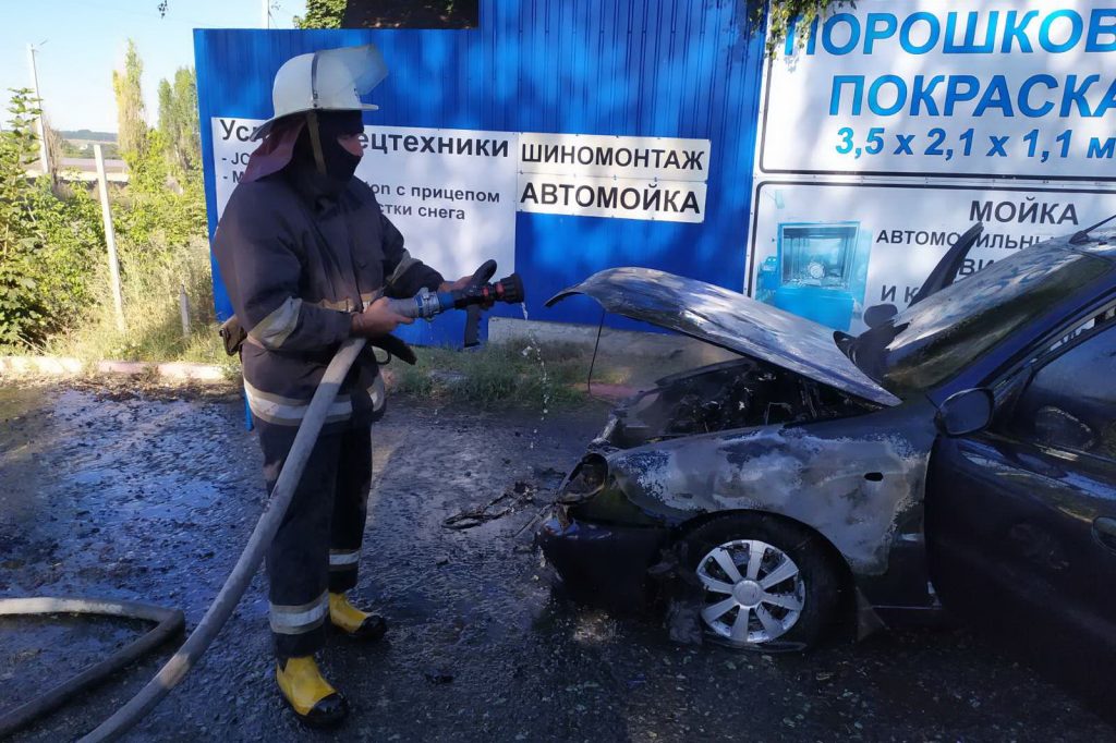 В Дергачах автомобиль загорелся во время движения (фото)
