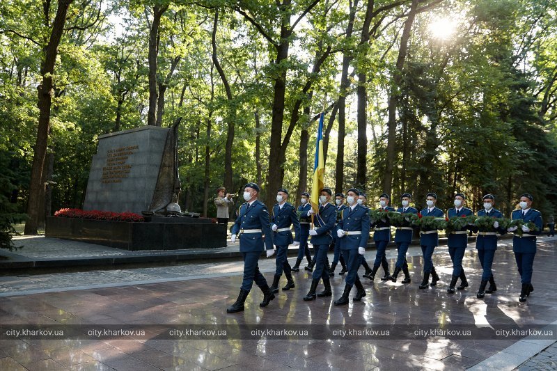 На честь Дня визволення міста Харкова на Меморіалі Слави поклали квіти