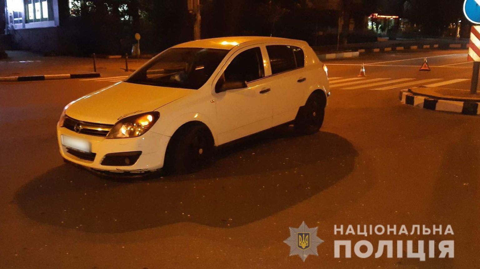 В Харькове на пешеходном переходе Opel сбил женщину (фото)