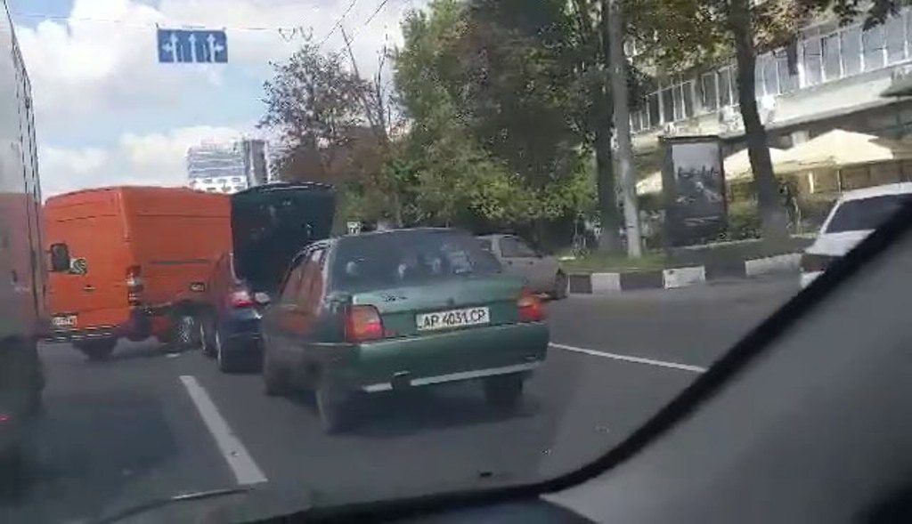 В Харькове на проспекте Науки образовалась «пробка» (видео)