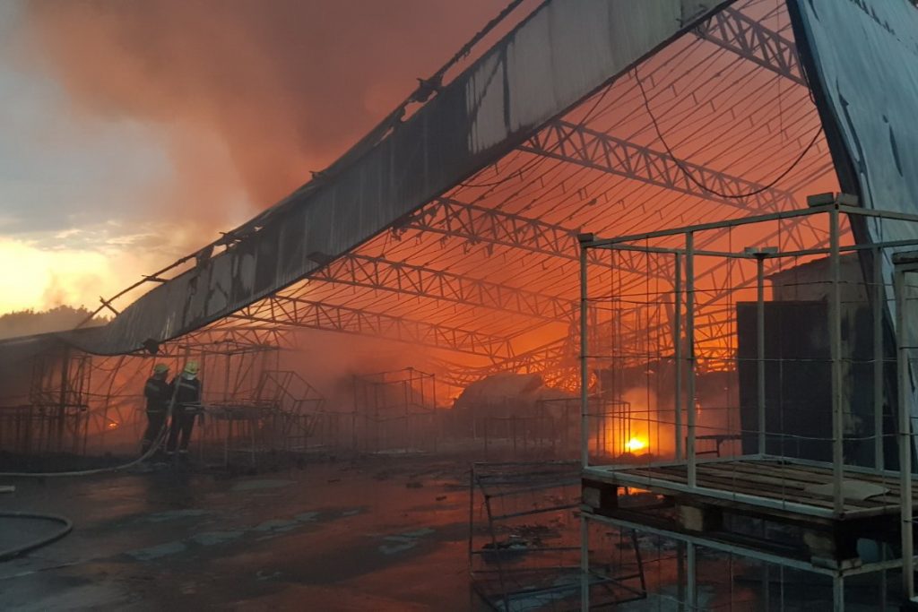 Полиция выясняет причины масштабного пожара под Харьковом