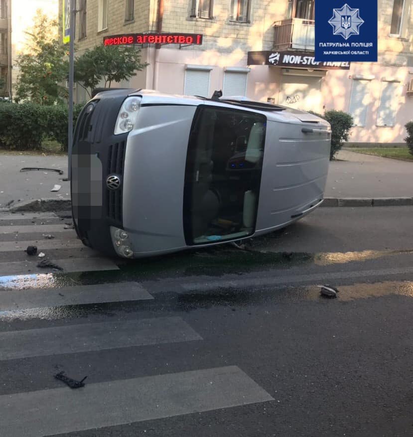 На Данилевского в результате ДТП опрокинулся автомобиль (фото)