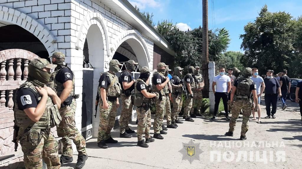 На Харьковщине полиция эвакуировала цыган из-за конфликта с местными жителями