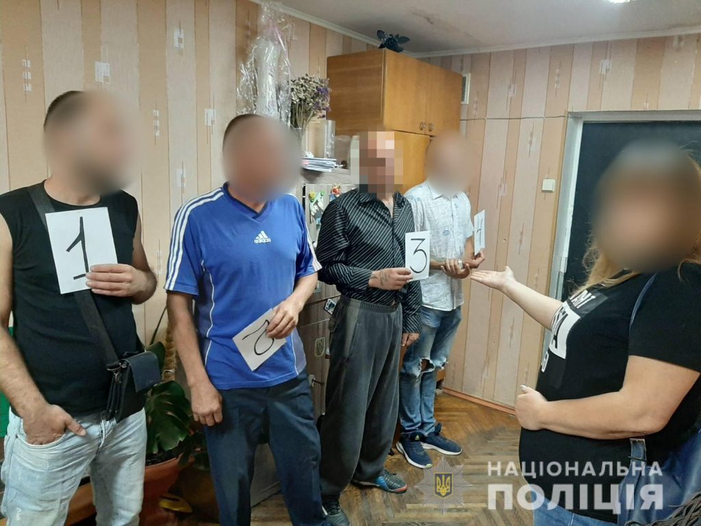 Мужчина напал с ножом на двух женщин и ограбил их в Харьковской области (фото)