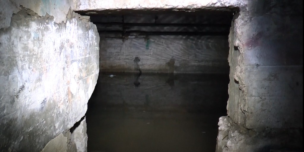 Комунальне лихо на вулиці Маршала Рибалка: підвал будинку перетворився на басейн (відео)