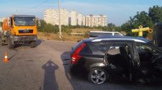 На Окружной дороге легковушка столкнулась с грузовиком (фото)