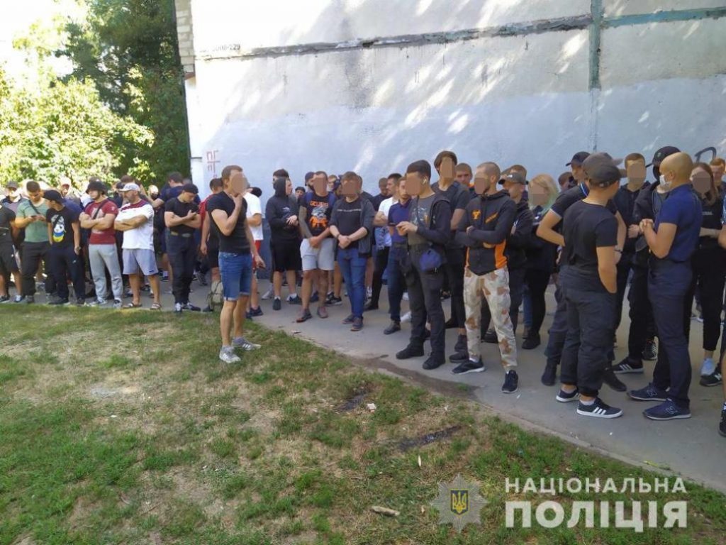 250 полицейских и 100 активистов дежурят под Киевским районным судом (фото)