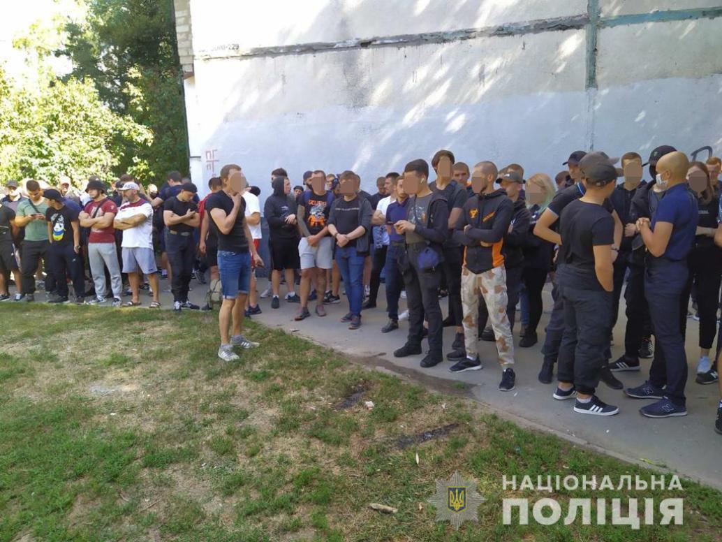 250 полицейских и 100 активистов дежурят под Киевским районным судом (фото)