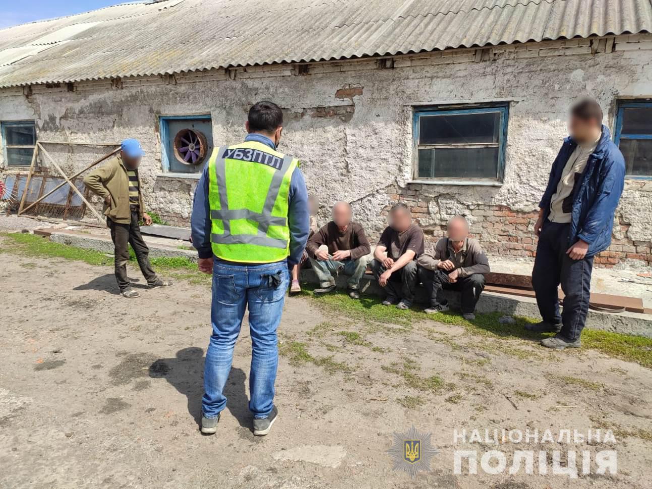 Встановлено 12 епізодів злочинної діяльності фермерів, які вербували людей на Харківщині