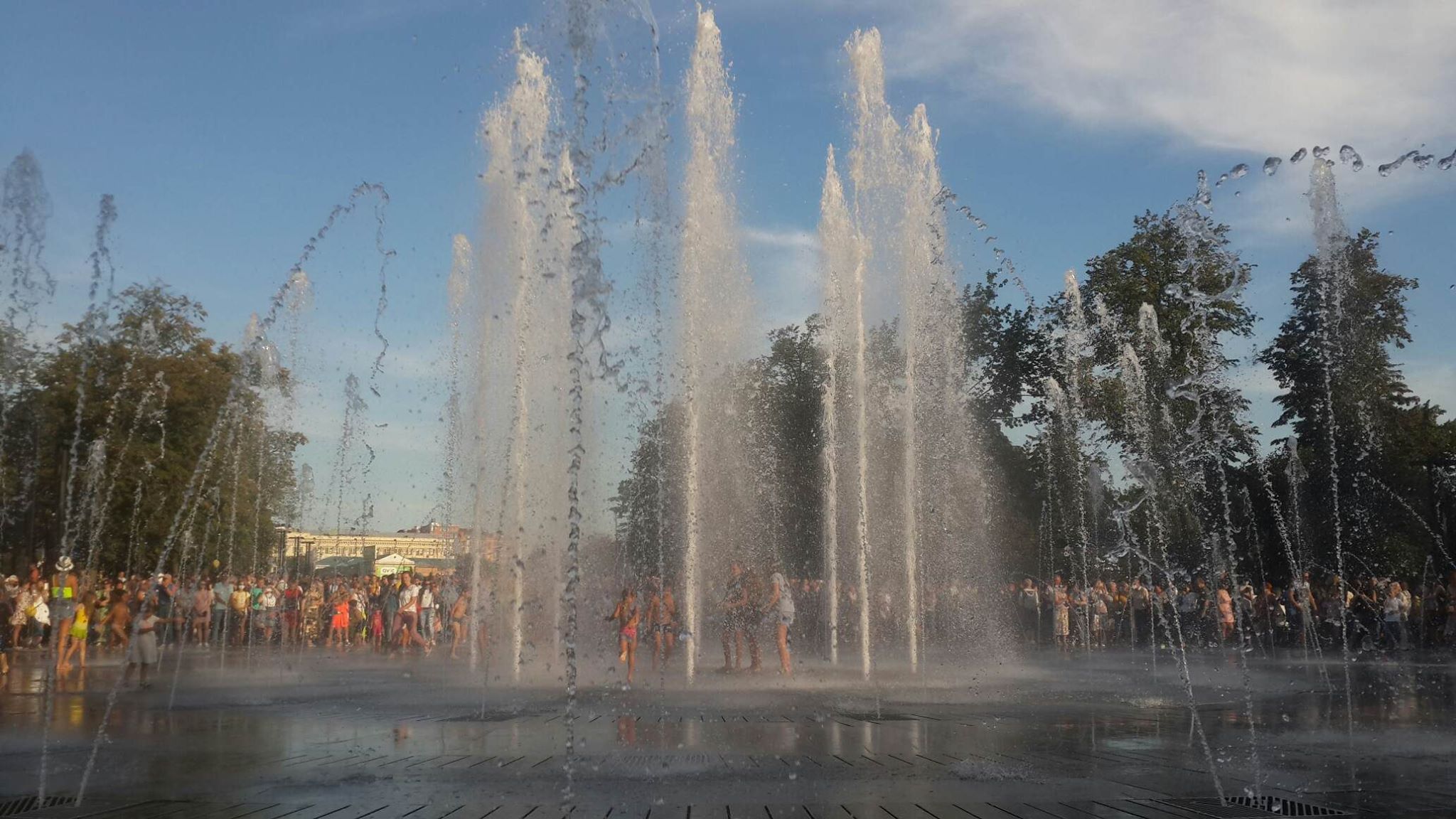 В Харькове запустили самый большой в Украине «сухой» фонтан (фото, видео)