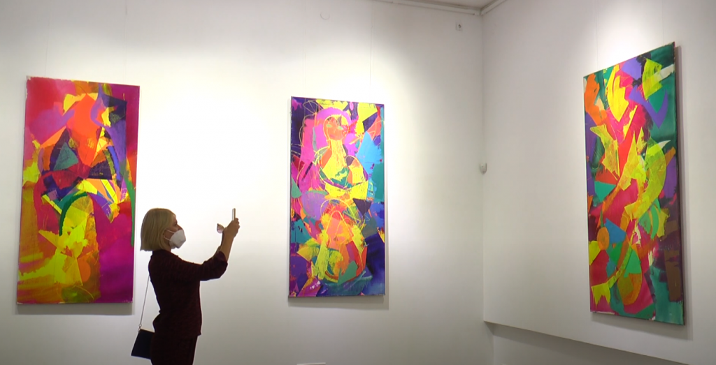 У Муніципальній галереї відкрилася виставка абстрактних картин (відео)