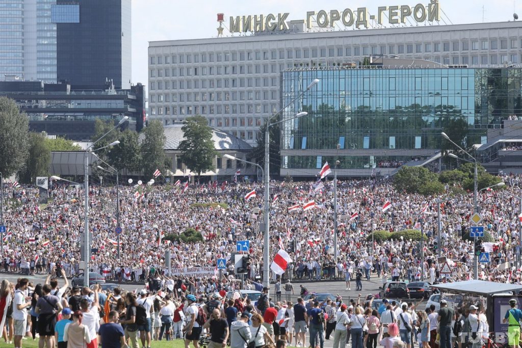 Историческая акция протеста. На улицах Беларуси собралось рекордное количество людей (видео)