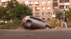 Не можуть витягнути цілий день: на вулиці Зерновій машина потрапила до ями (фото)