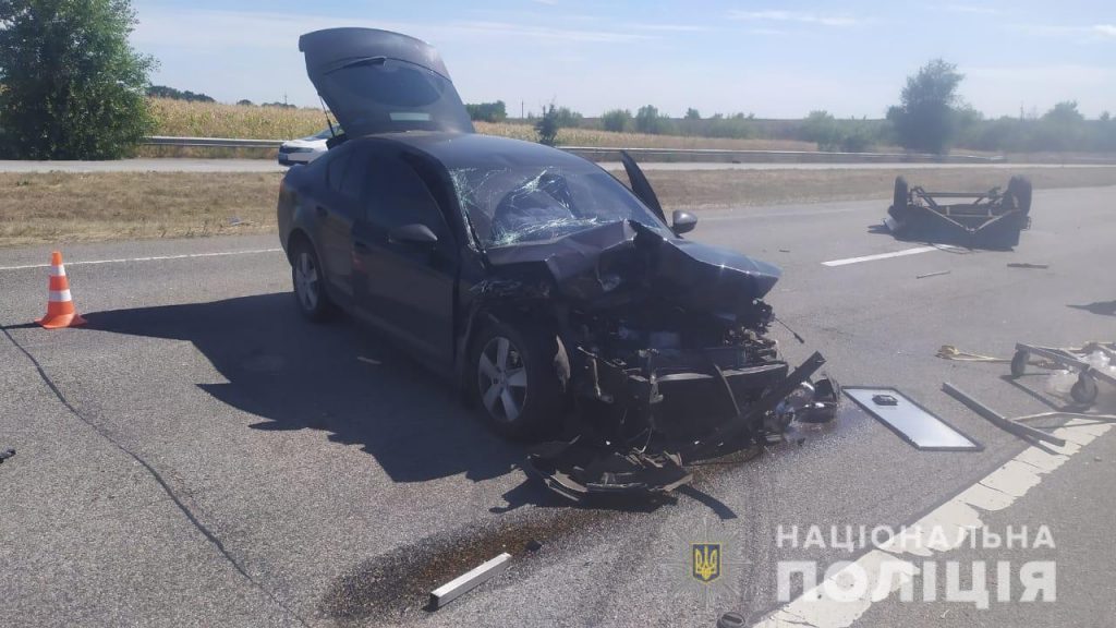 На автодороге Харьков-Красноград-Перещепино столкнулись два автомобиля (фото)
