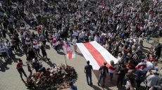 Минимум пять человек погибли на мирных протестах в Беларуси — волонтеры