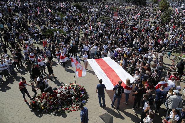 Минимум пять человек погибли на мирных протестах в Беларуси — волонтеры