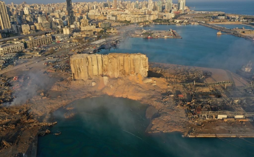 После разрушительного взрыва в Бейруте правительство Ливана ушло в отставку
