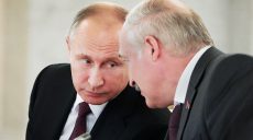 Лукашенко заявляет, что Путин пообещал ему военную помощь (видео)