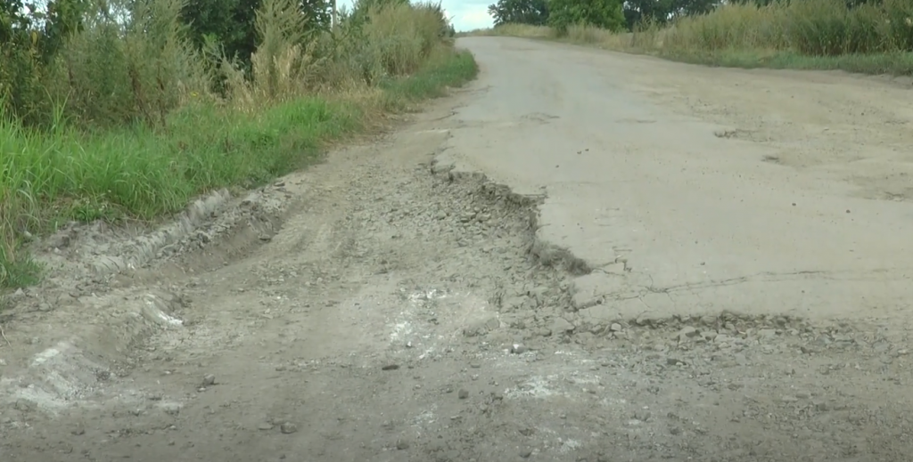 Розбита дорога на Харківщині, де встановили борд про завершення ремонту: куди подівся стенд (відео)