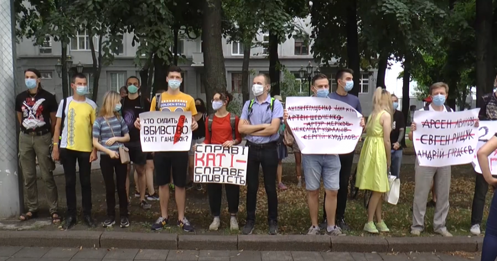 Із гімном України та плакатами: біля облуправління Нацполіції провели пікет (відео)