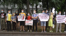 Із гімном України та плакатами: біля облуправління Нацполіції провели пікет (відео)
