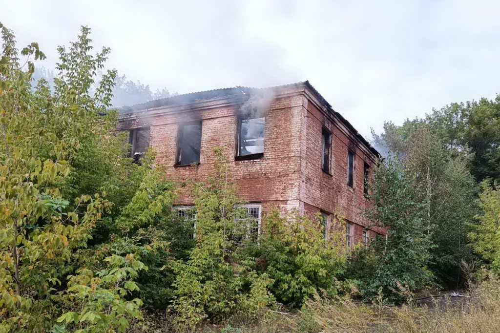 Спасатели ликвидировали крупный пожар в двухэтажном доме (фото)