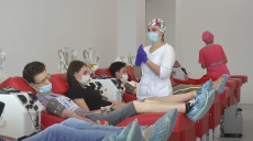 Перехворілі коронавірусом медики приїхали до Харкова, аби стати донорами (відео)