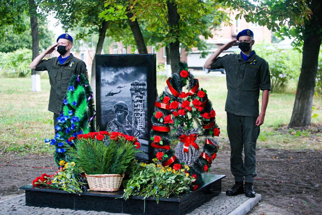 Пам’ятник загиблим на Донбасі відкрили у Вовчанську (фото)