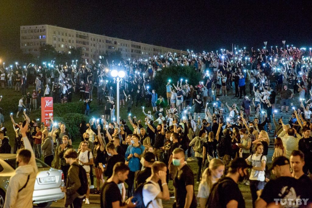 Вторая ночь противостояний: ОМОН дубинками и ногами избивал белорусов в Минске (фото, видео 18+)