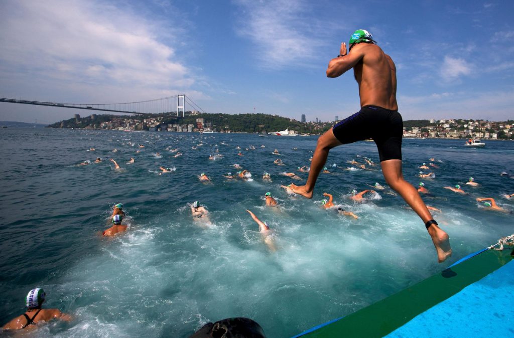 56 харьковчан планируют переплыть Босфор и посвятить заплыв Дню города