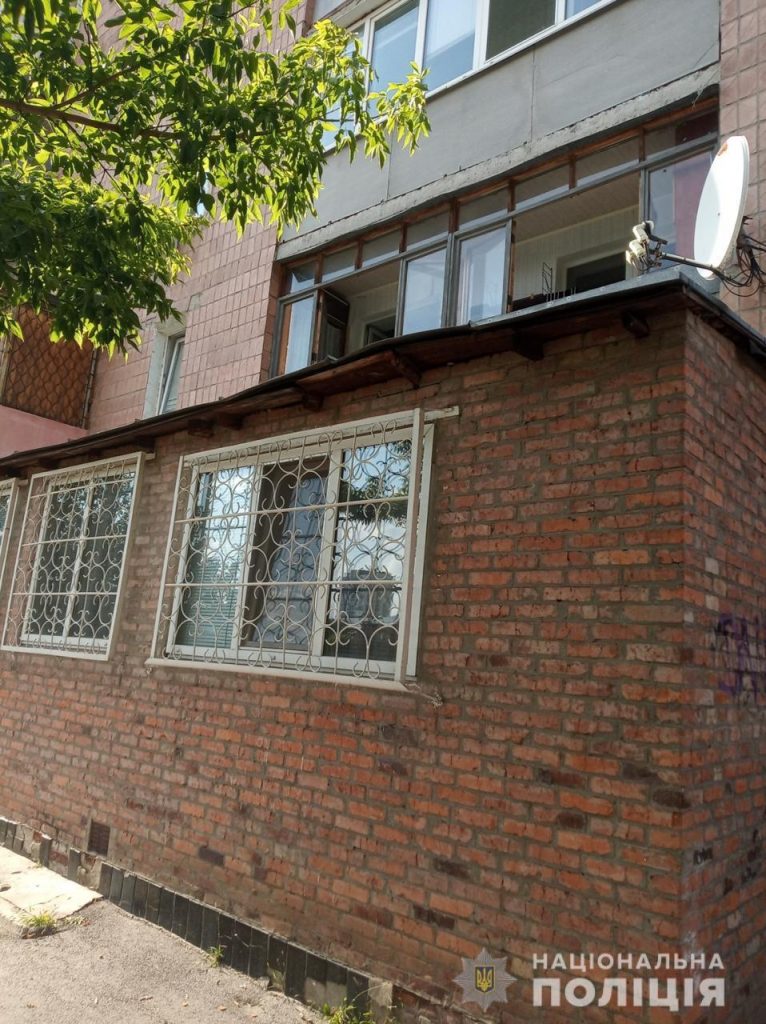В Харькове 16-летний подросток выпал из окна многоэтажки (фото)