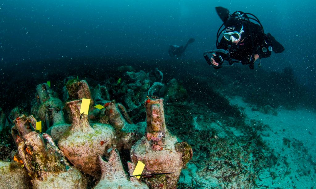 Музей под водой: в Греции можно вблизи рассмотреть корабль, затонувший в 5 веке до н. э