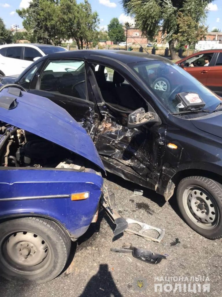 В Новобаварском районе в результате ДТП пострадал 67-летний водитель (фото)
